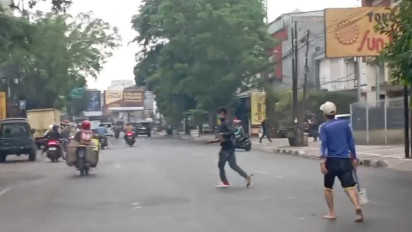 Apes deh.. Pelaku Jambret  Bergolok Malah Dikejar Warga, Setelah Gagal Melancarkan Aksinya di Bandung