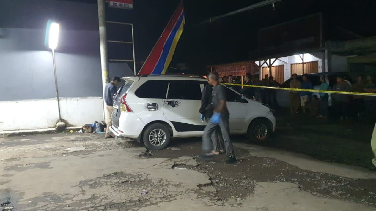 Geger Penemuan Mayat Pria Terikat Dalam Minibus di Sukabumi
            - galeri foto