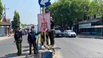 Alat Peraga Kampanye Liar di Ponorogo Ditertibkan