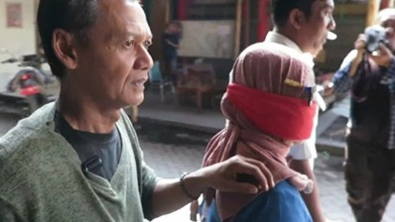 Masriah Pelaku Teror Buang Kotoran Manusia dan Sampah ke Tetangganya Absen di Sidang Perdana, Diduga Kabur
            - galeri foto