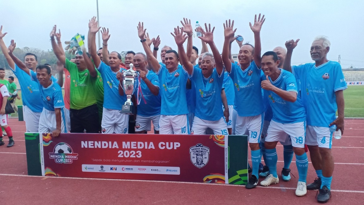 Semarak Piala Dunia, Tim All Star Jatim dan Wartawan Gelar Trofeo Cup di Gelora Joko Samudro Gresik
            - galeri foto
