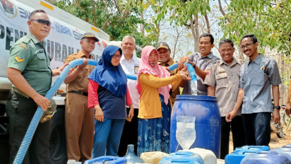 Dampak Kekeringan Tak Terjangkau Pemkab, PWI Tuban Gandeng SIG Dropping Air Bersih