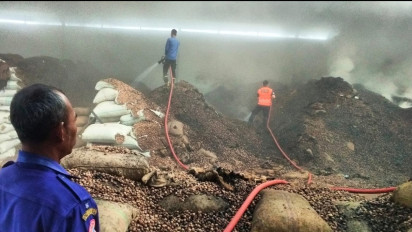 Sudah 27 Jam, Api yang Membakar Gudang Pabrik Pinang di Binjai Belum Padam