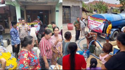 Dampak Kekeringan, Ratusan Warga di Cerme Gresik Antre Mendapatkan Bantuan Air Bersih