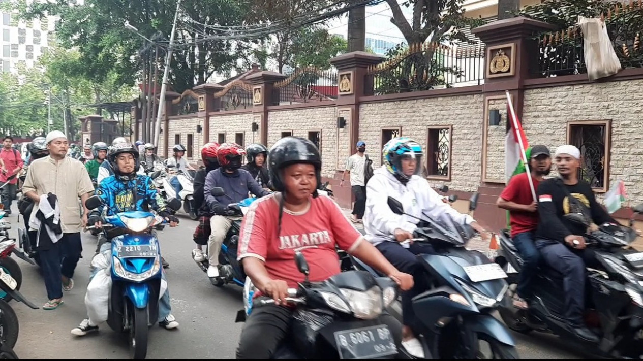 Bendera Palestina Mewarnai Demo Tolak Konser Coldplay yang Disinyalir Kampanye LGBT
            - galeri foto