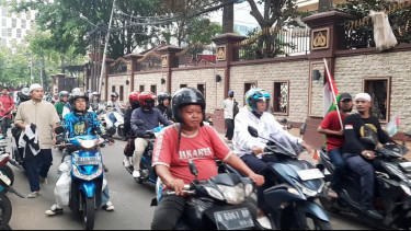 Bendera Palestina Mewarnai Demo Tolak Konser Coldplay yang Disinyalir Kampanye LGBT