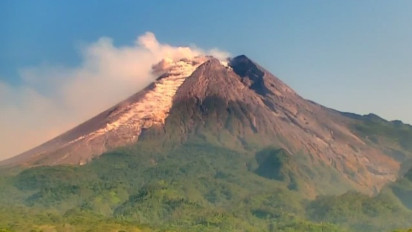 Gunung Merapi Lucnurkan Guguran Kubah Lava ke Arah Hulu Kali Boyong