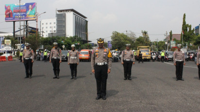 Peringati Hari Pahlawan, Anggota Satlantas Polresta Sidoarjo Ajak Pengguna Jalan Heningkan Cipta