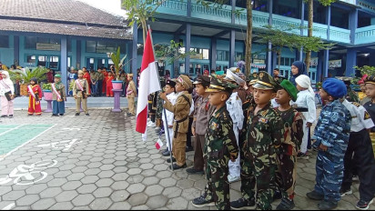 Peringati Hari Pahlawan, Ratusan Siswa SD di Pati Sekolah Pakai Kostum Pahlawan