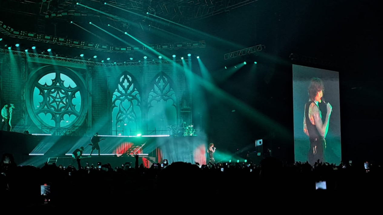 Sapa Para Penggemar di Jakarta, Bring Me the Horizon Buka Konser "Church of Genxis" dengan lagu 'Can you Feel My Heart'
            - galeri foto