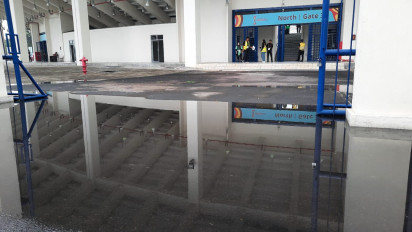 Genangan Air Halangi Akses Suporter Ke Tribun Stadion Si Jalak Harupat