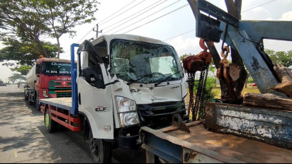 Diduga Rem Blong, 3 Truk dan 1 Motor Kecelakaan Karambol di JLS Pati