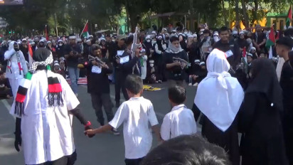 Aksi Solidaritas untuk Palestina di Makassar dengan Pertunjukan Teatrikal Kekejaman Zionis Israel