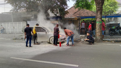 Mobil Suzuki Swift di Jombang Terbakar, Sekeluarga Selamat