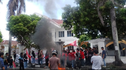 Geruduk Rumdis, Pendemo Desak Gubernur Malut Copot Direktur RSUD CB Ternate