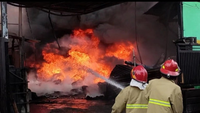 Diduga Gas Bocor, Rumah Produksi Ban Kanisiran di Madiun Ludes Terbakar