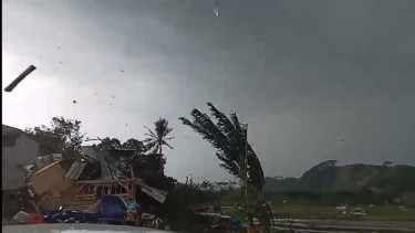 Detik-detik Angin Puting Beliung Rusak Rumah Warga dan Motor di Babakan Madang, Kabupaten Bogor