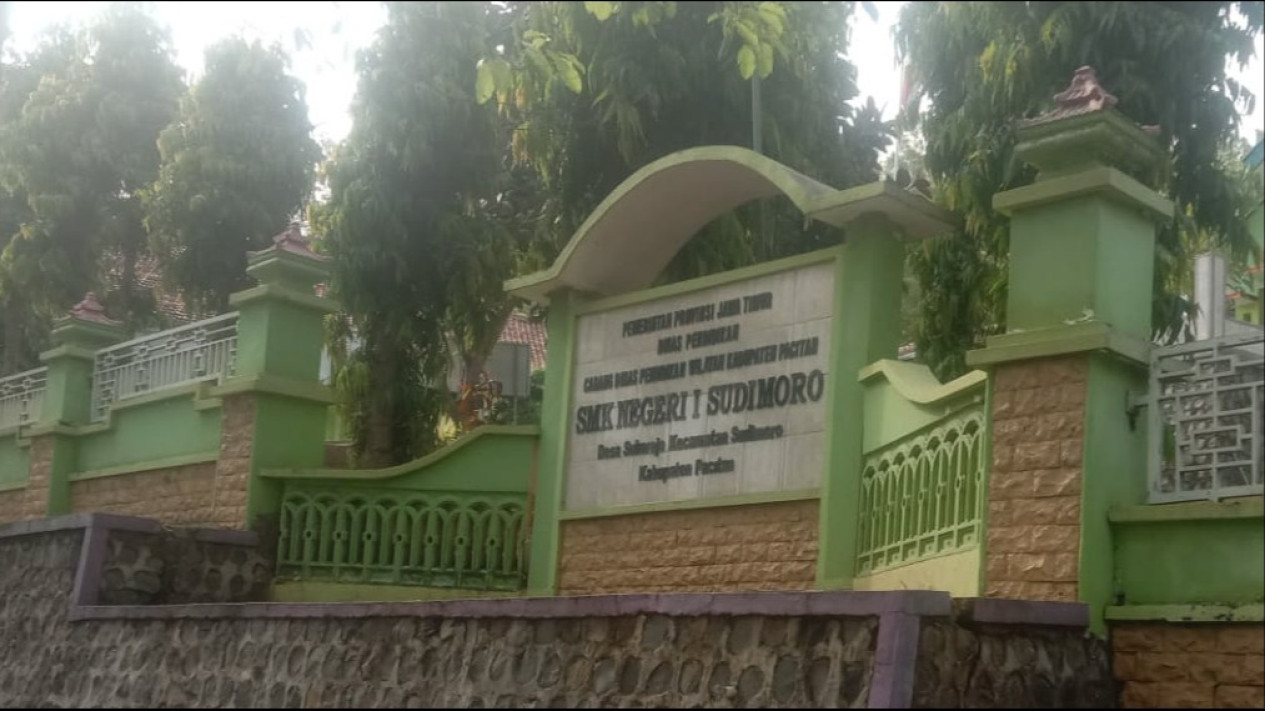 Arogan, Mengaku Anak Emas Kacabdin Pendidikan Jatim, Kepala Sekolah SMKN di Pacitan Ancam Keluarkan Guru dan Siswa
            - galeri foto