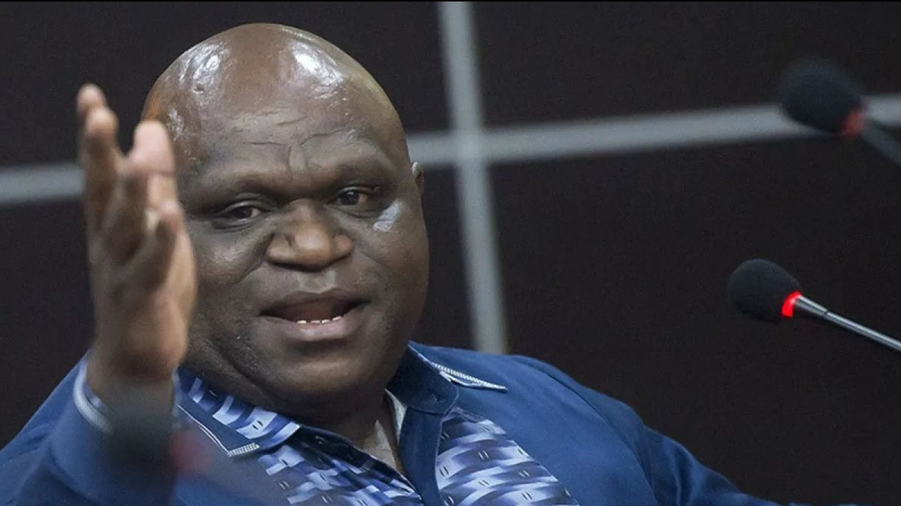 Jokowi Tunjuk 4 Pj Gubernur di Papua Beragama Islam, Natalius Pigai: Ini Tanah Kristen!
            - galeri foto