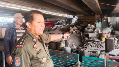 Satpol PP Kota Semarang Perintahkan Pedagang dan Pemilik Bengkel di Jalan Usman Janatin Bongkar Bangunan
