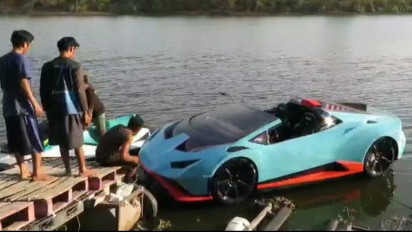Mobil Mewah Lamborghini Berjalan di Atas Air di Sungai Porong Sidoarjo