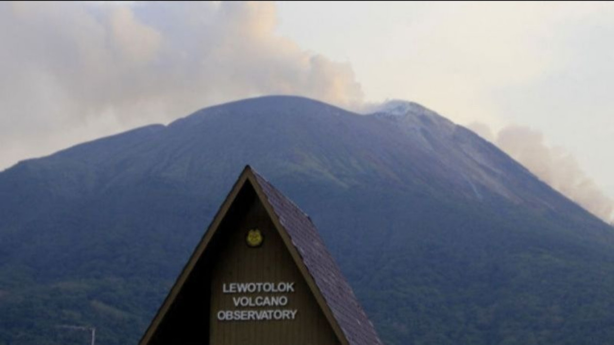 Pos Pemantau Laporkan 90 Kali Letusan Terjadi di Puncak Gunung Ile Lewotolok
            - galeri foto