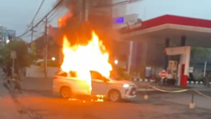 Ditinggal Ibadah, Minibus Terbakar Hebat di SPBU Gejayan Sleman