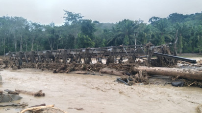 Kayu Gelondongan Banjiri Sungai Wampu Langkat hingga Memutus Jembatan Penghubung Antardesa