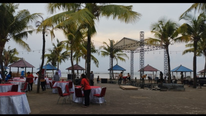 Nobar Pengundian Nomor Urut Capres-Cawapres dengan Nuansa Pinggir Pantai