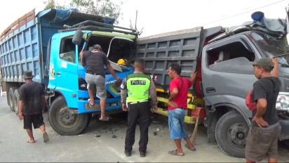 Rem Blong, Truk Tronton Tabrak Dump Truk yang Terparkir di Jalan Raya Jogja-Solo