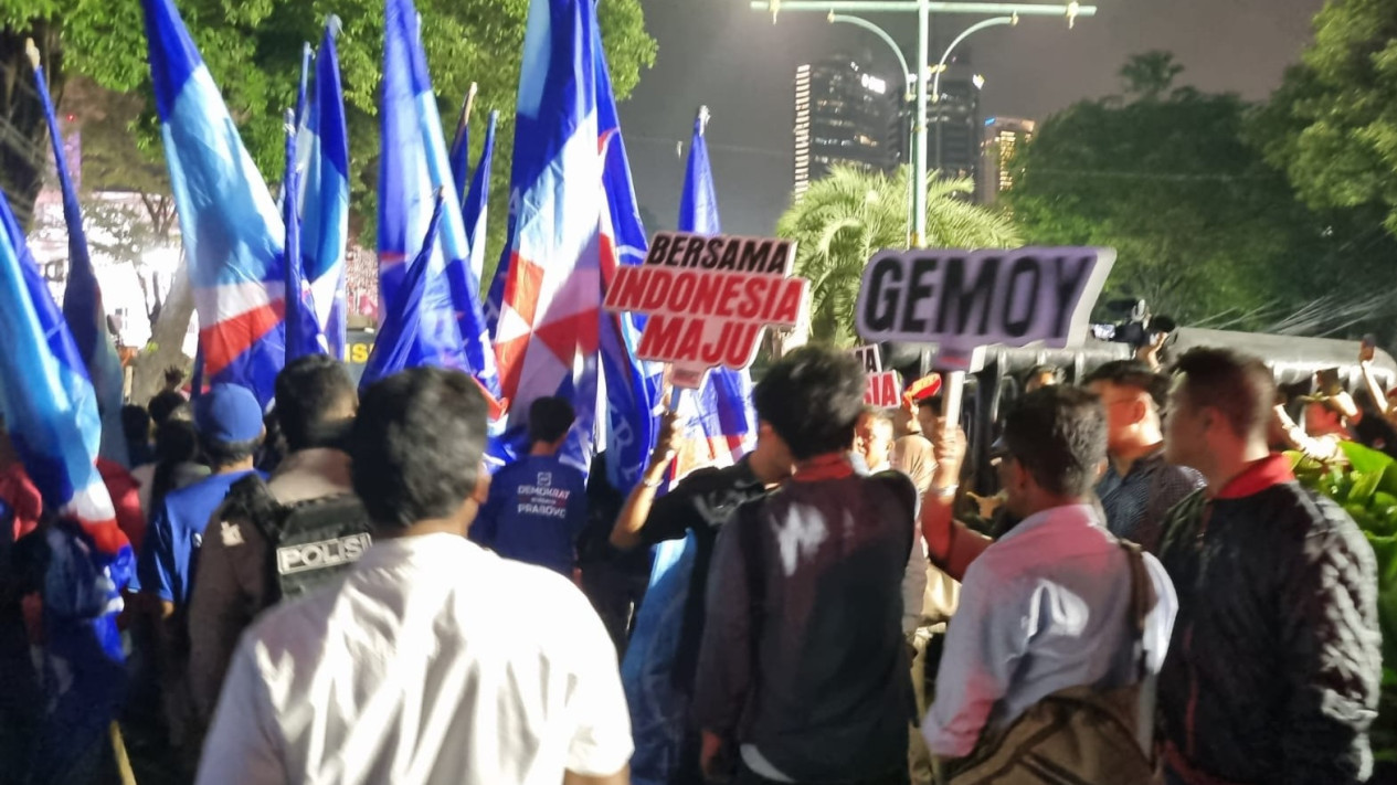 Massa Pendukung Calon Perang Yel-yel di Depan Gedung KPU
            - galeri foto