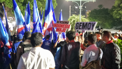 Massa Pendukung Calon Perang Yel-yel di Depan Gedung KPU