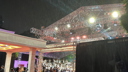 Ruangan untuk Jamuan Makan Malam di Atap Gedung KPU Masih Diguyur Hujan Lebat