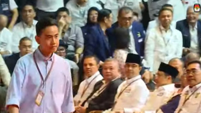 Momen Gibran Salami Mega dan Ganjar Sambil Menunduk di KPU