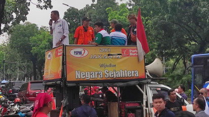 KSPI DKI Jakarta Gelar Aksi Unjuk Rasa soal UMP di Depan Gedung Balai Kota