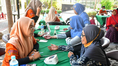 Ratusan Guru Ngaji di Gresik Dapat Layanan Kesehatan Gratis di Hari Kesehatan Nasional