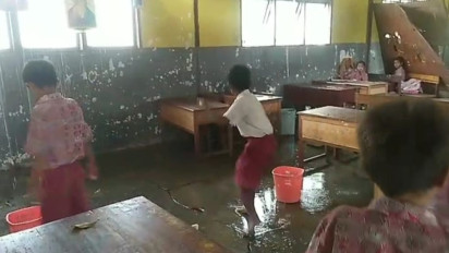Atap Sekolah Rusak, Siswa di SDI Lowolabo Sikka Belajar di Kelas yang Diguyur Hujan