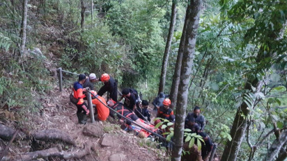Evakuasi Wisatawan Alami Cedera Kaki dari Dasar Air Terjun Kapas Biru Berlangsung Dramatis
