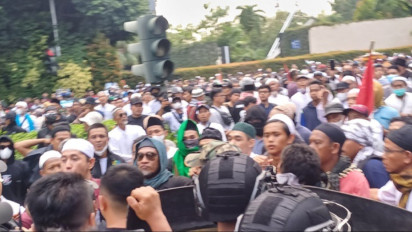 Massa Granati LGBT dan Aparat Sempat Saling Dorong Saat Demo Tolak Konser Coldplay di Jakarta