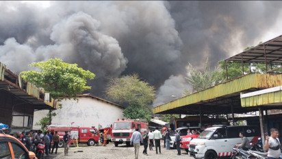 Kebakaran Hebat Melanda Pabrik Pemintalan Benang di Bandung, Petugas Damkar Berjibaku Mamadamkan Api