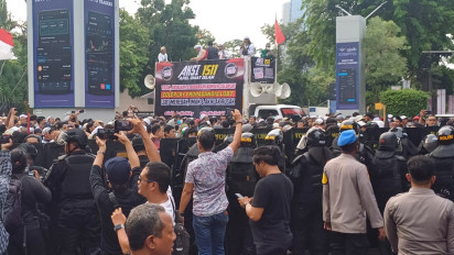 Massa dan Aparat Sempat Saling Dorong Saat Demo Tolak Konser Coldplay di Jakarta