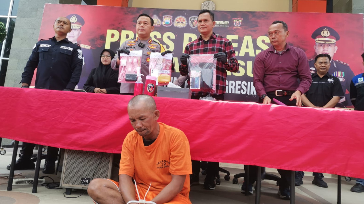 Jualan Sabu ke Para Nelayan di Laut, Bandar Narkoba asal Pulau Bawean Gresik Ditangkap
            - galeri foto