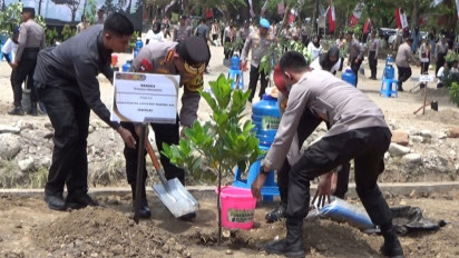 Tak Hadiri Rapat Pengamanan Pemilu dengan Komisi III DPR RI, Kapolri dan Menko PMK Gelar Tanam 10 Juta Pohon di Madiun