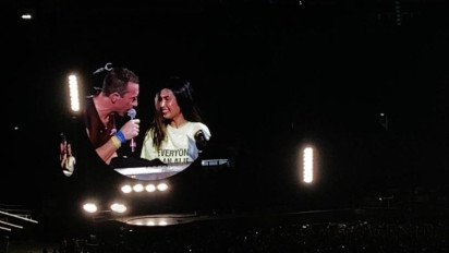 Konser Coldplay di GBK, Chris Martin Ajak Dua Penonton Bernyanyi 'Everglow' Dukungan untuk Orang Terkasih