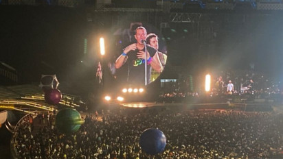 Coldplay Ganti Bendera Pelangi dengan Warna Putih, Chris Martin: Terima Kasih Untuk Pemerintahmu Memberi Kami Izin Datang ke Sini
