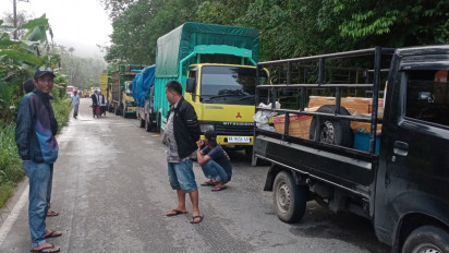Tertimbun Longsor, Jalur Transportasi Lintas Sumatera di Mandailing Natal Lumpuh Total