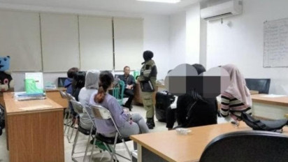 Seorang Ibu Menangis Histeris Anak Perempuannya Diciduk Satpol PP di Kostan Sarang Open BO