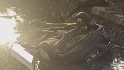 Pengemudi Mengantuk, Mobil Xenia Terjun ke Saluran Air di Kelapa Gading