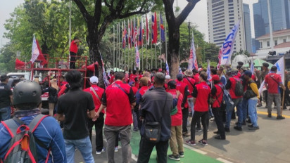 KSBSI Gelar Demo soal UMP DKI Jakarta Tahun 2024 di Depan Gedung Balai Kota