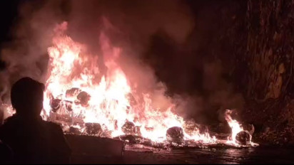 Pick Up Muatan Bahan Baku Ayam Goreng Terbakar, Lalin Lumajang–Malang Macet Total